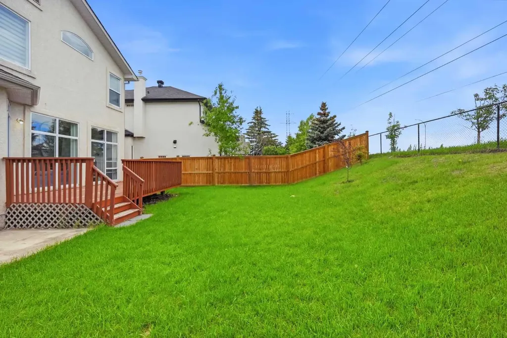 1433 Strathcona Drive SW Calgary AB T3H 4M2