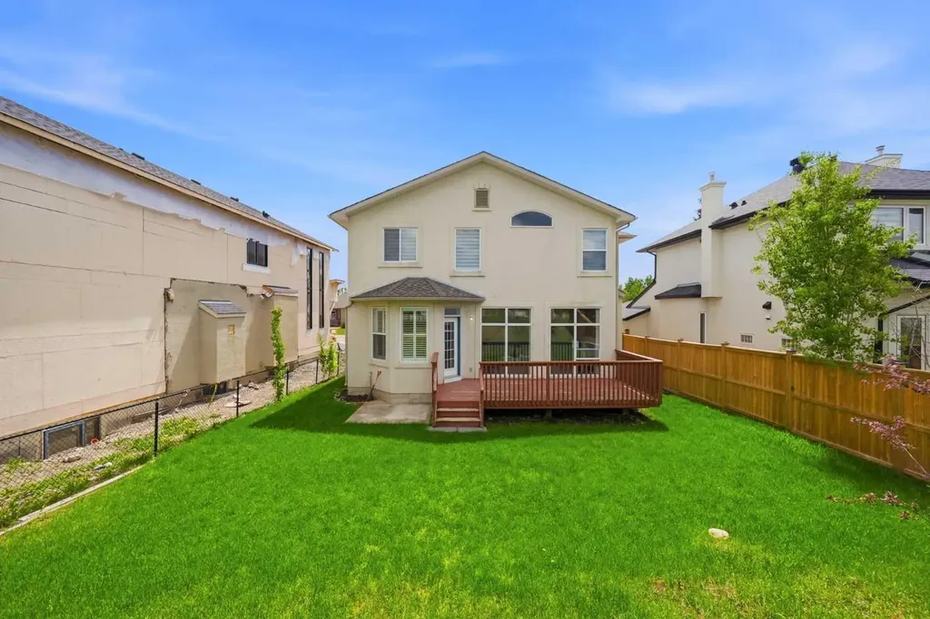 1433 Strathcona Drive SW Calgary AB T3H 4M2