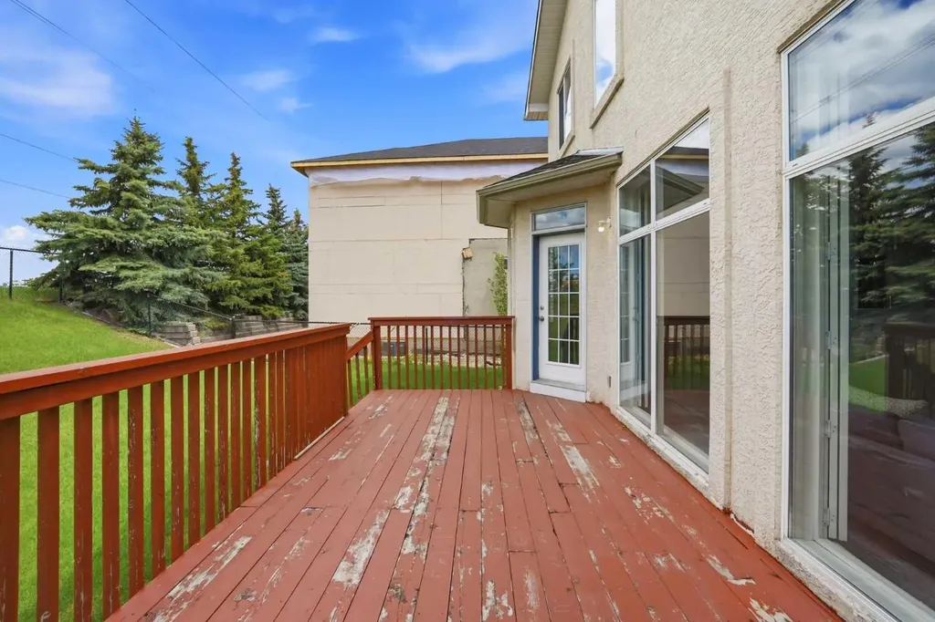 1433 Strathcona Drive SW Calgary AB T3H 4M2
