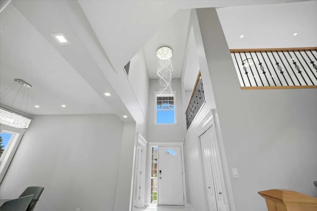 1433 Strathcona Drive SW Calgary AB T3H 4M2