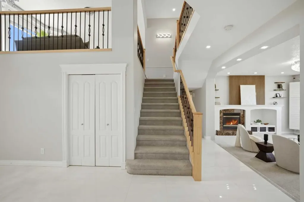 1433 Strathcona Drive SW Calgary AB T3H 4M2