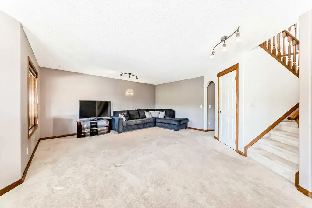 121 Edgeridge Park NW Calgary AB T3A 6B1