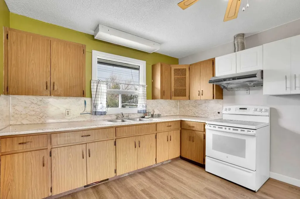 8316 43 Avenue NW Calgary AB T3B 1X9