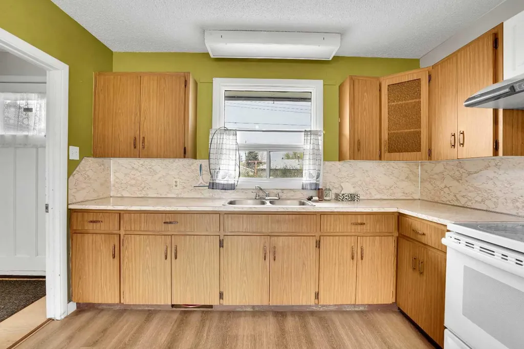 8316 43 Avenue NW Calgary AB T3B 1X9