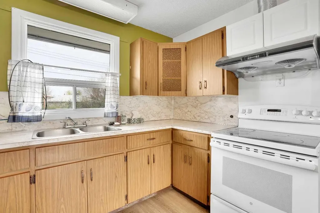 8316 43 Avenue NW Calgary AB T3B 1X9