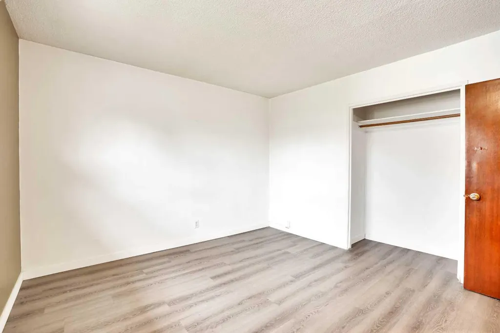 8316 43 Avenue NW Calgary AB T3B 1X9