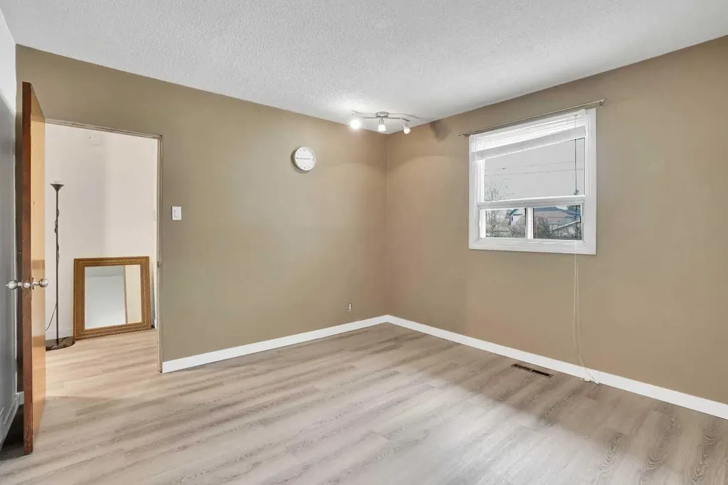 8316 43 Avenue NW Calgary AB T3B 1X9