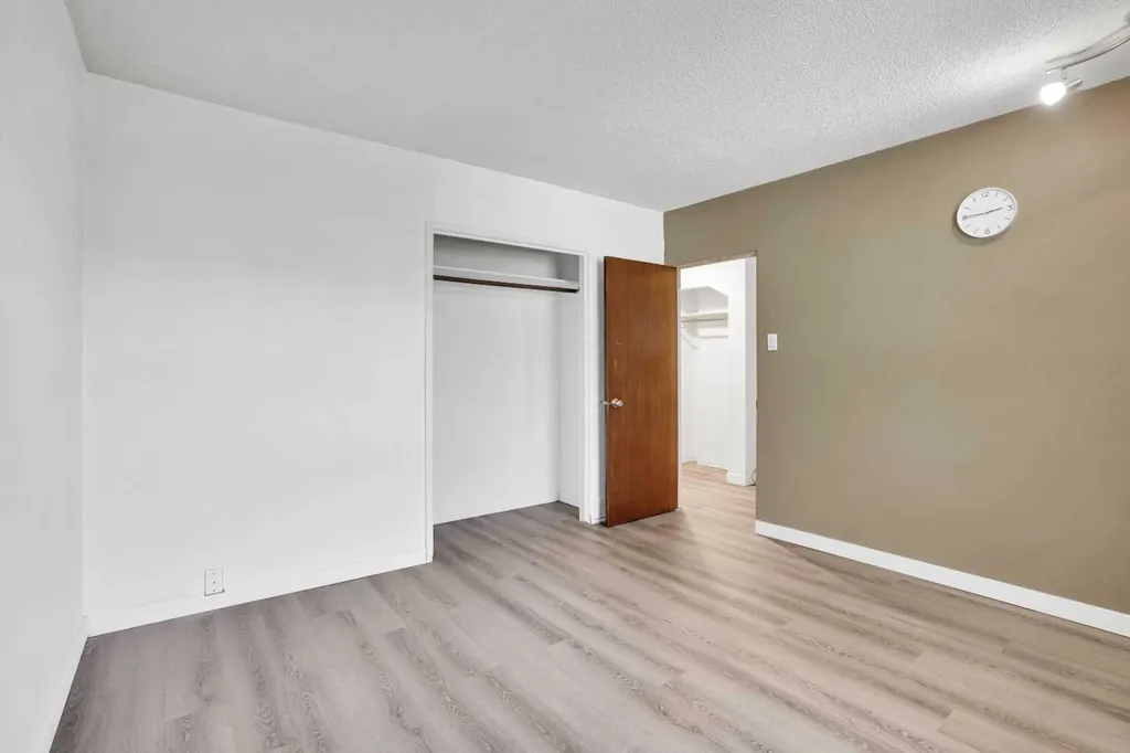 8316 43 Avenue NW Calgary AB T3B 1X9