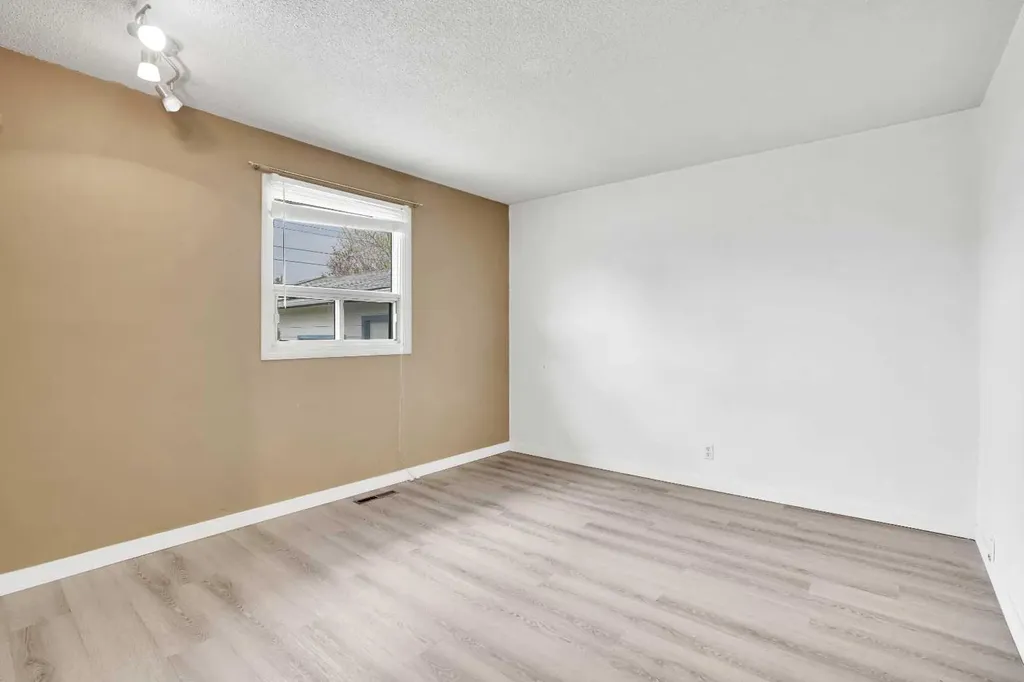 8316 43 Avenue NW Calgary AB T3B 1X9