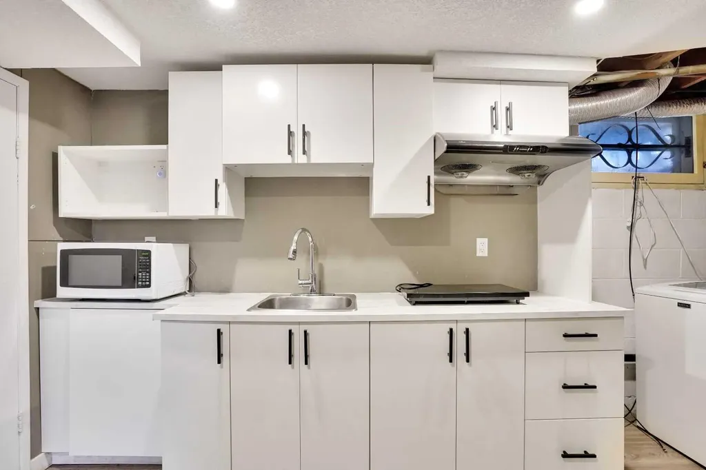 8316 43 Avenue NW Calgary AB T3B 1X9