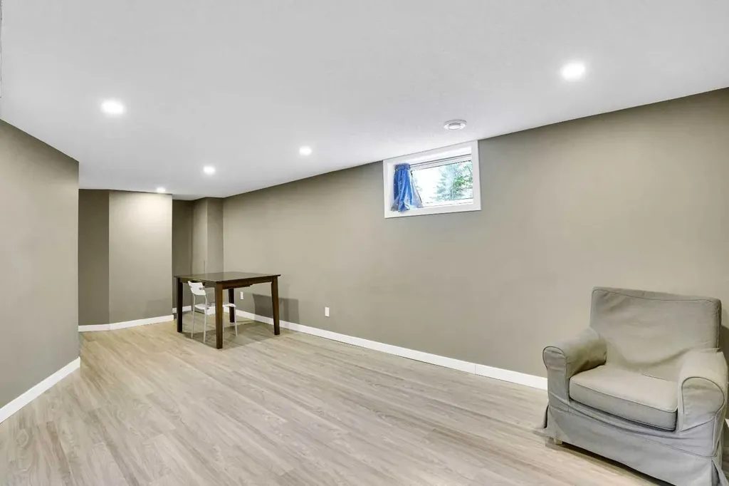 8316 43 Avenue NW Calgary AB T3B 1X9