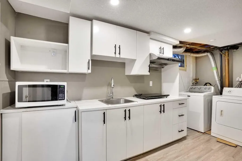8316 43 Avenue NW Calgary AB T3B 1X9