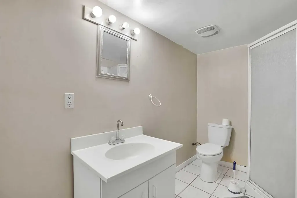 8316 43 Avenue NW Calgary AB T3B 1X9