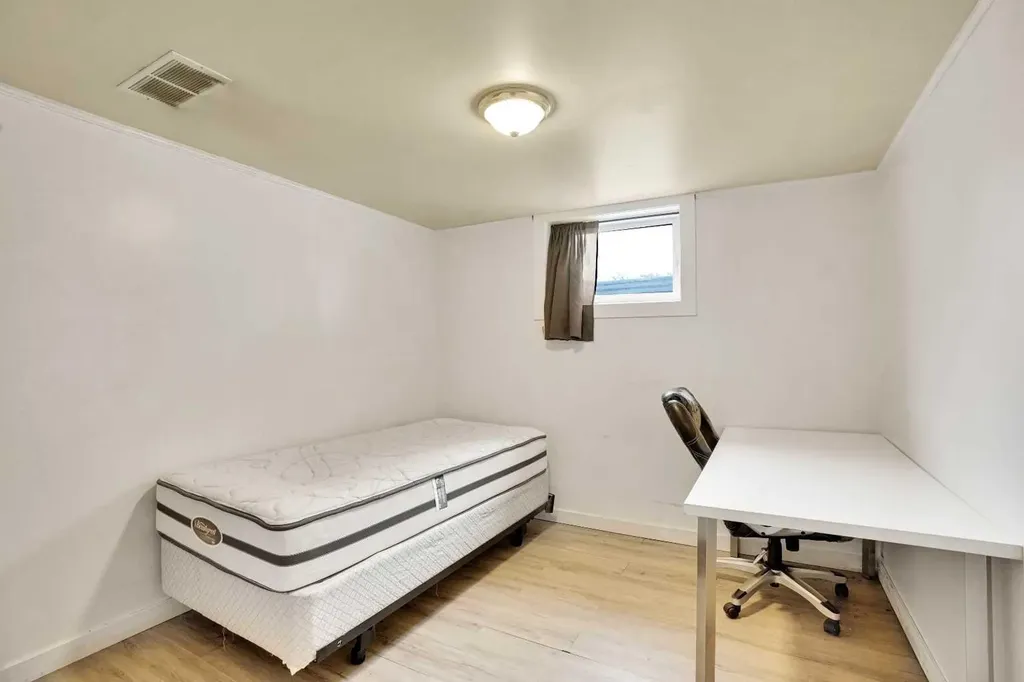 8316 43 Avenue NW Calgary AB T3B 1X9