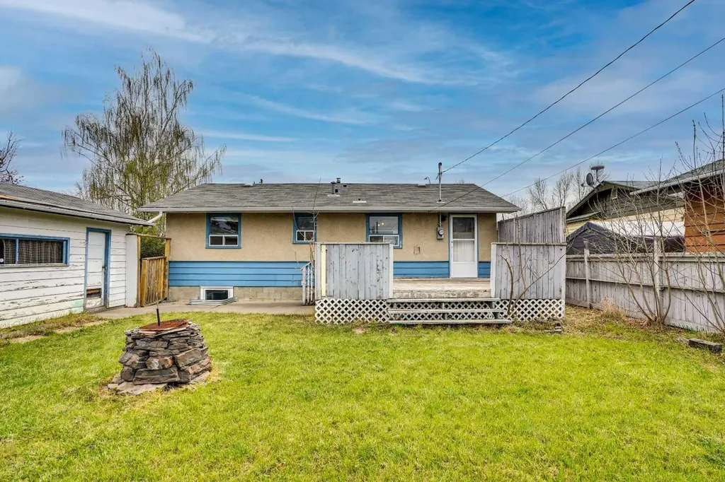 8316 43 Avenue NW Calgary AB T3B 1X9