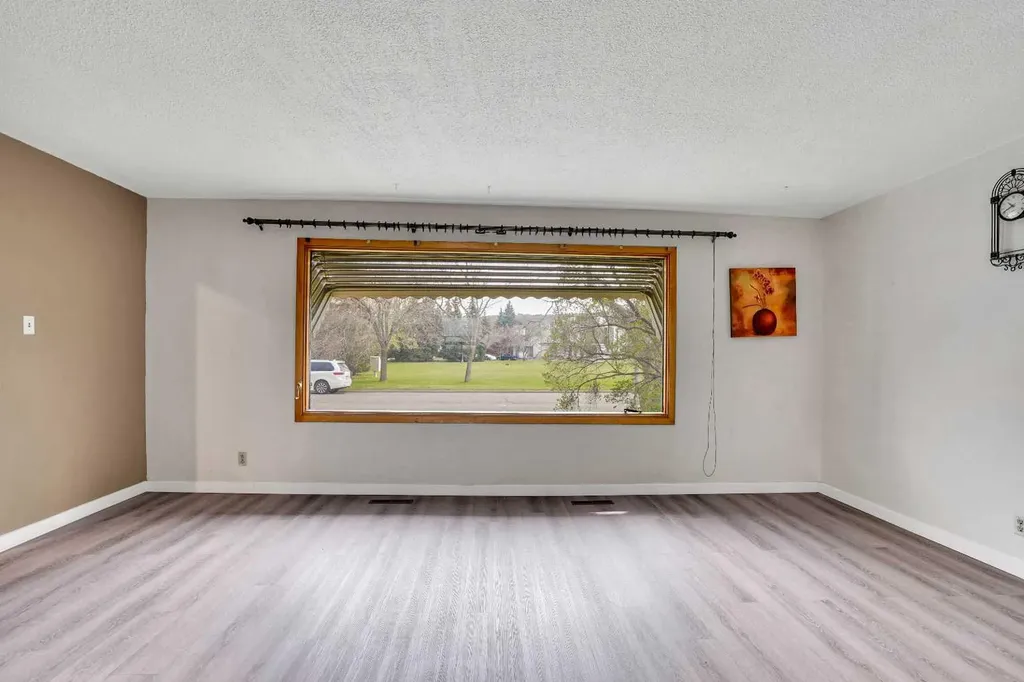8316 43 Avenue NW Calgary AB T3B 1X9