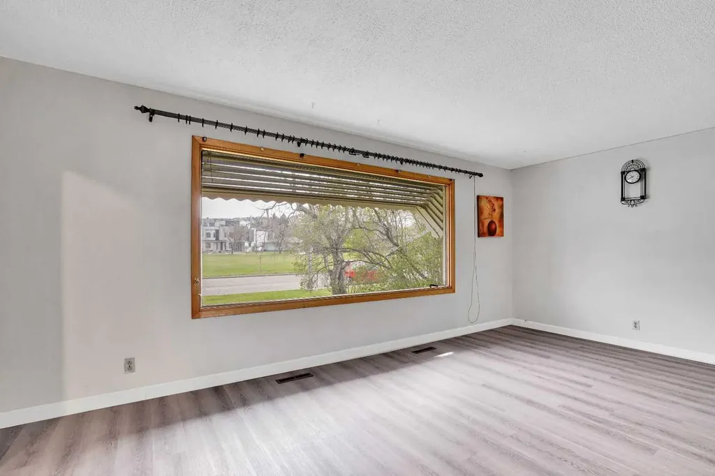 8316 43 Avenue NW Calgary AB T3B 1X9