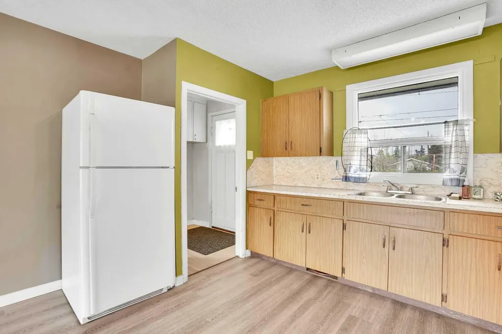 8316 43 Avenue NW Calgary AB T3B 1X9