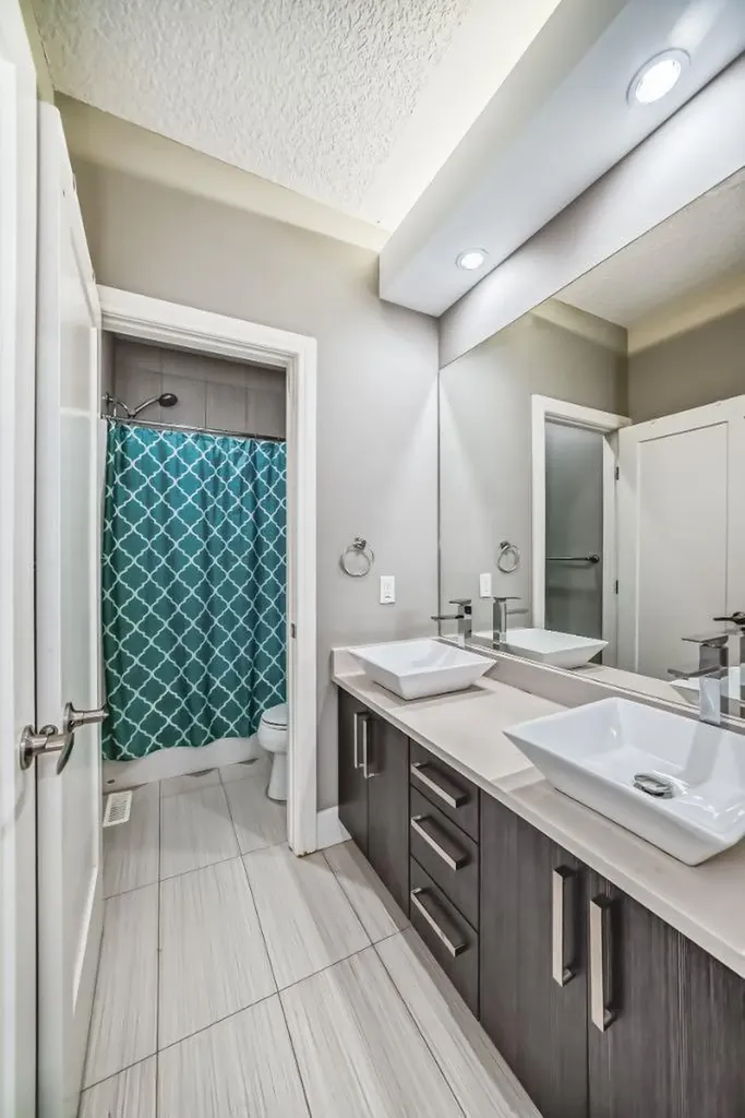193 Kinniburgh Circle Chestermere AB T1X 0P8