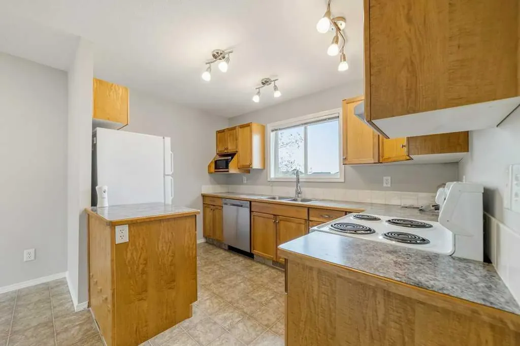 105 Silkstone Road W Lethbridge AB T1J 3A8