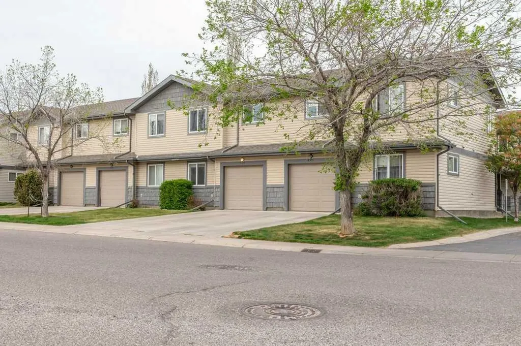 105 Silkstone Road W Lethbridge AB T1J 3A8