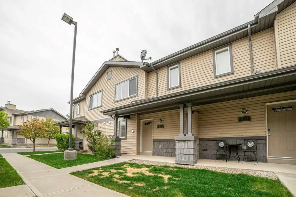 105 Silkstone Road W Lethbridge AB T1J 3A8