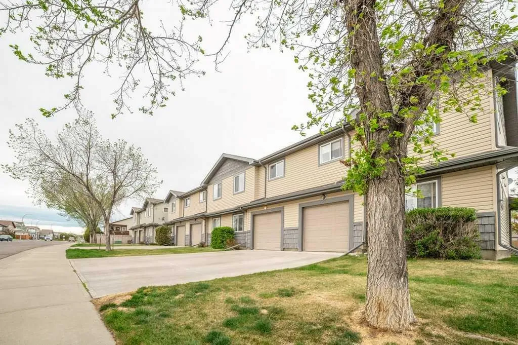 105 Silkstone Road W Lethbridge AB T1J 3A8