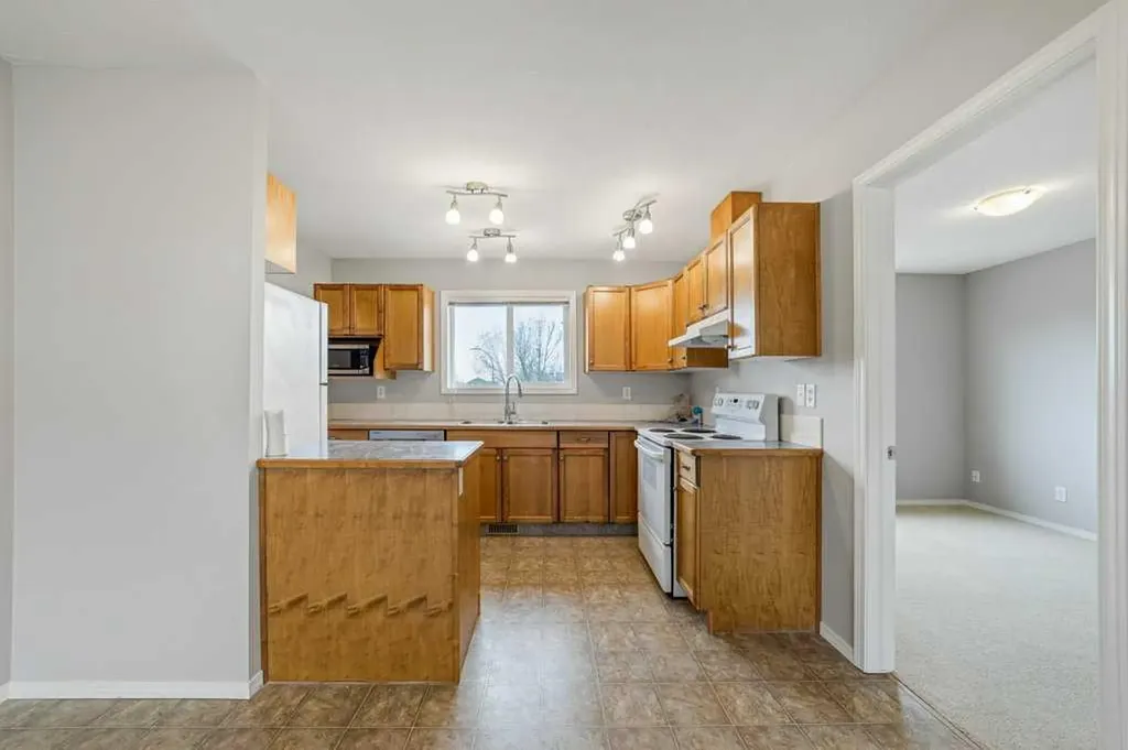 105 Silkstone Road W Lethbridge AB T1J 3A8