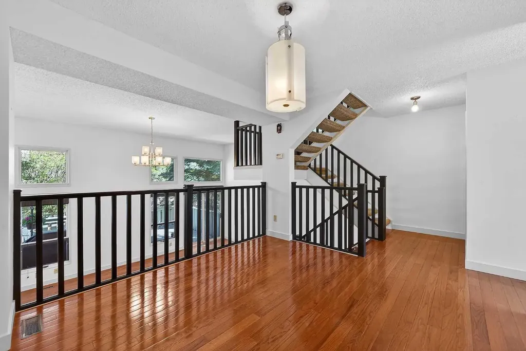 185 Woodridge Drive SW Calgary AB T2W 3X7
