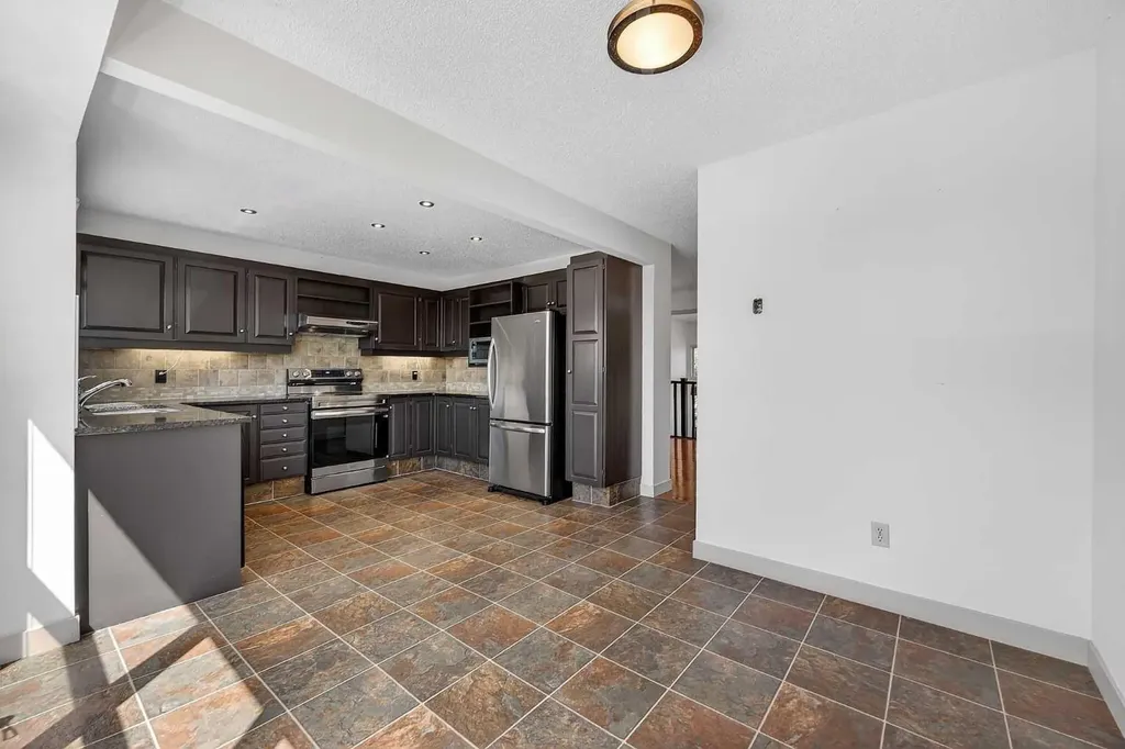 185 Woodridge Drive SW Calgary AB T2W 3X7