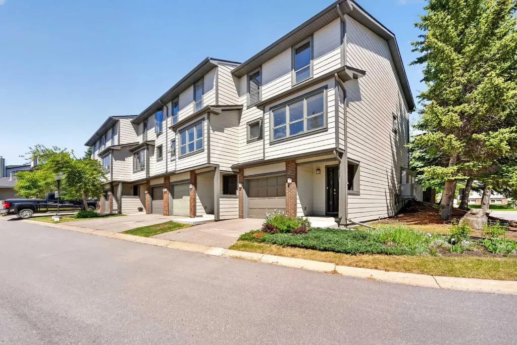 185 Woodridge Drive SW Calgary AB T2W 3X7