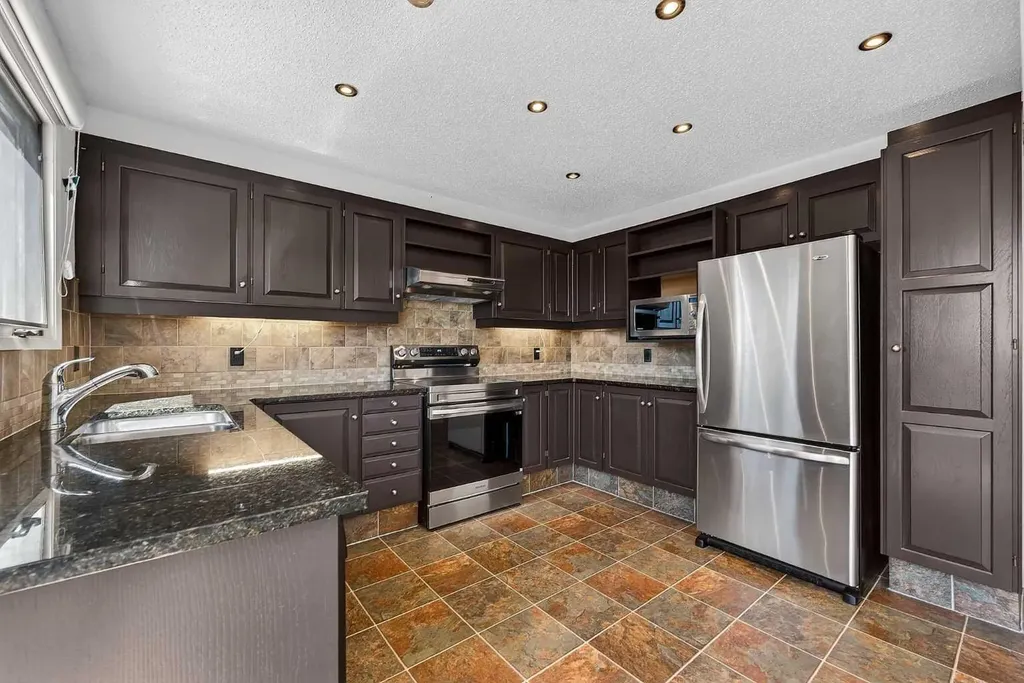 185 Woodridge Drive SW Calgary AB T2W 3X7