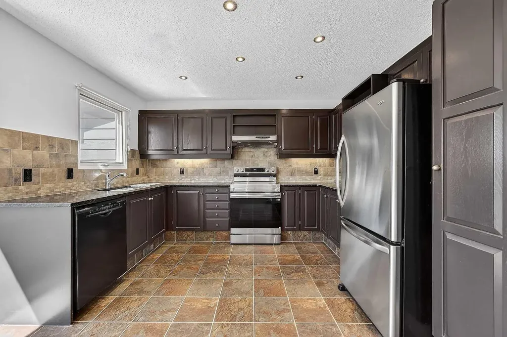 185 Woodridge Drive SW Calgary AB T2W 3X7