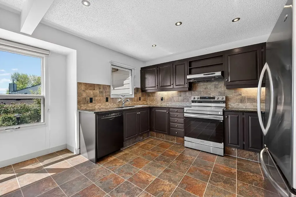 185 Woodridge Drive SW Calgary AB T2W 3X7