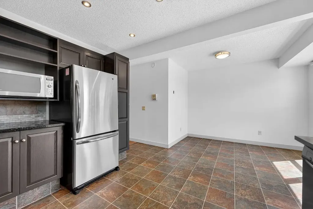 185 Woodridge Drive SW Calgary AB T2W 3X7