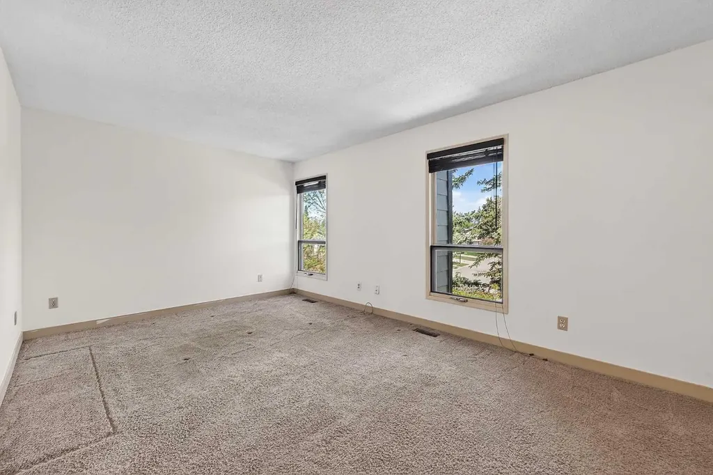 185 Woodridge Drive SW Calgary AB T2W 3X7