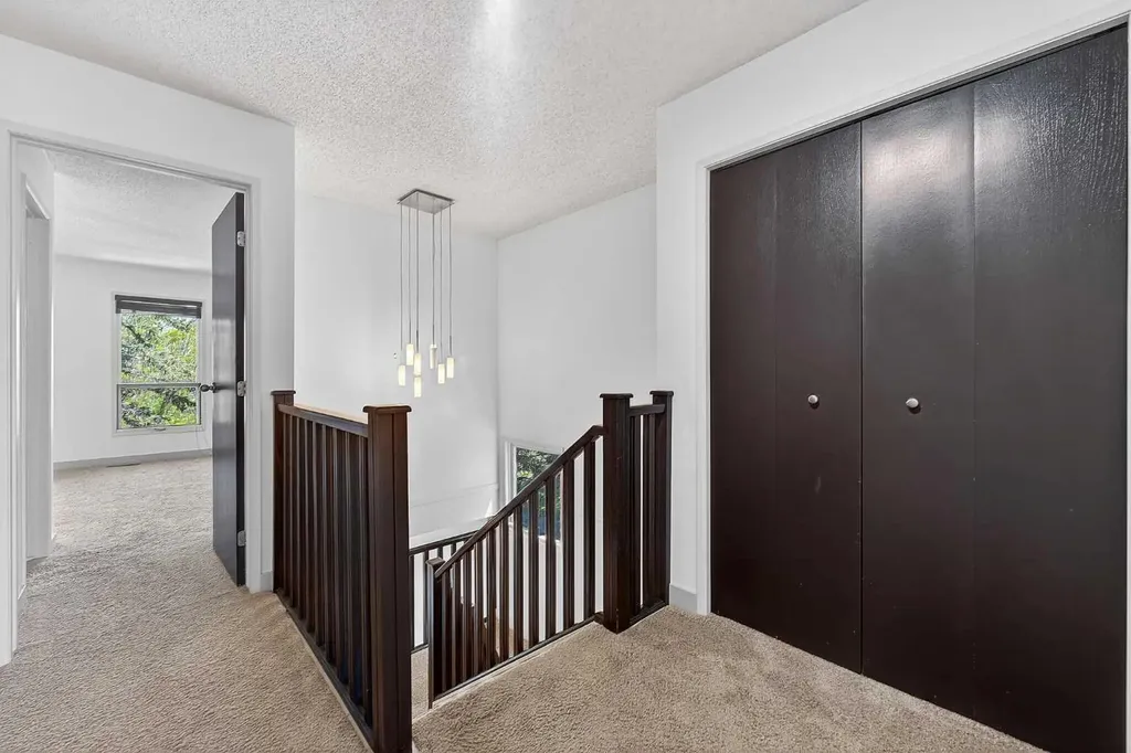 185 Woodridge Drive SW Calgary AB T2W 3X7