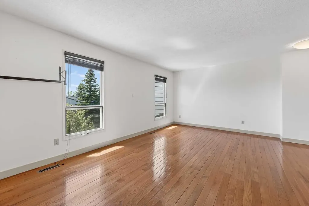 185 Woodridge Drive SW Calgary AB T2W 3X7