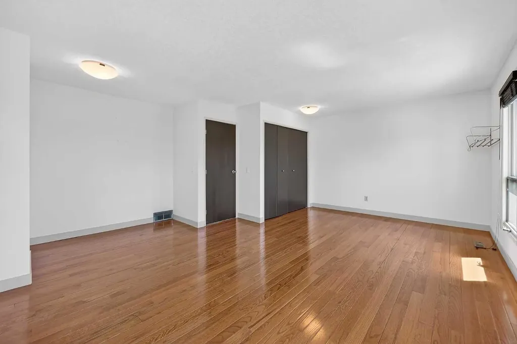 185 Woodridge Drive SW Calgary AB T2W 3X7