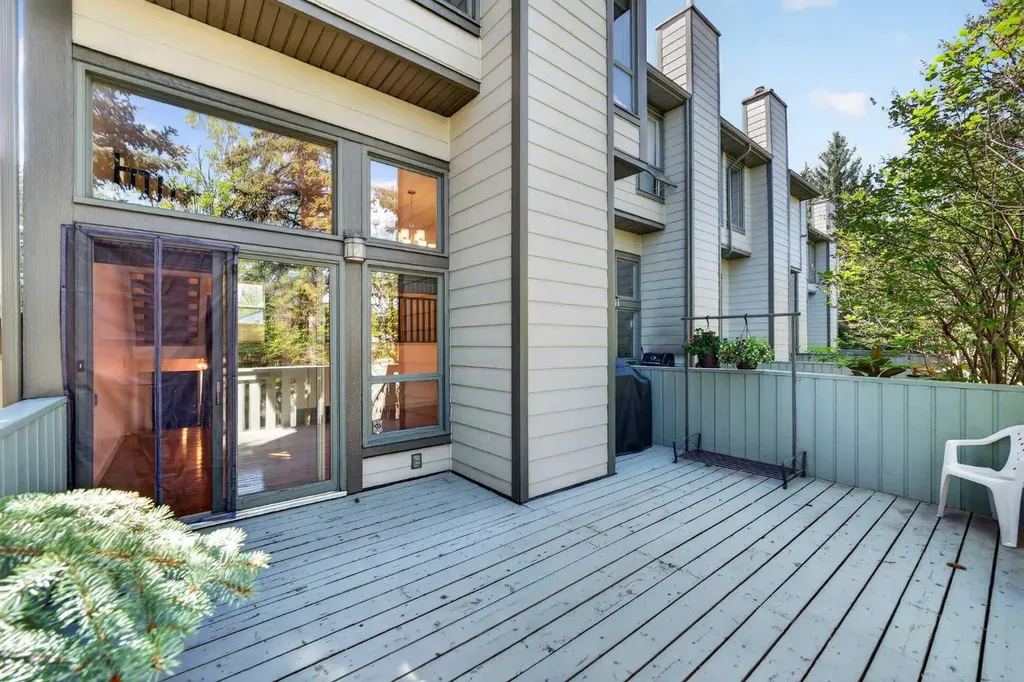 185 Woodridge Drive SW Calgary AB T2W 3X7