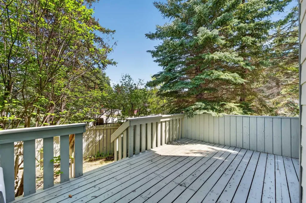 185 Woodridge Drive SW Calgary AB T2W 3X7