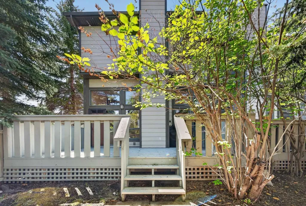 185 Woodridge Drive SW Calgary AB T2W 3X7