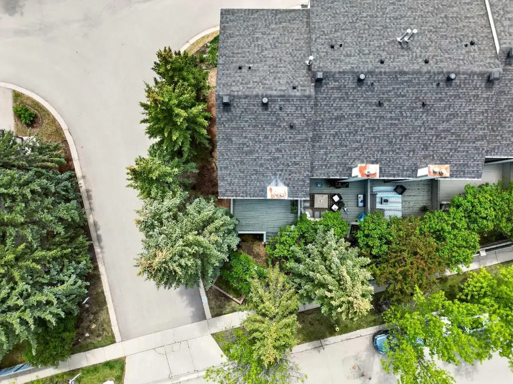 185 Woodridge Drive SW Calgary AB T2W 3X7