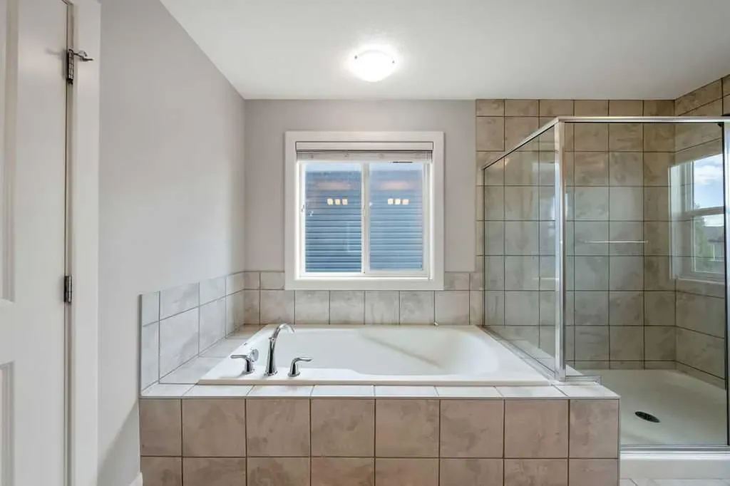 435 Evansglen Drive NW Calgary AB T3P 0P6
