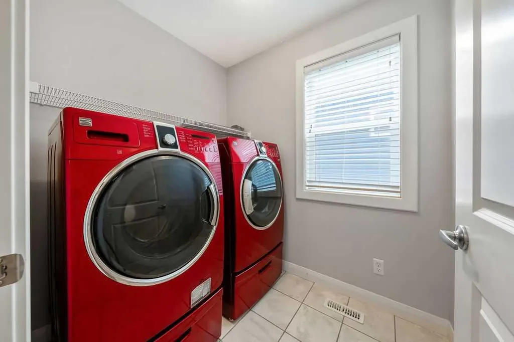 435 Evansglen Drive NW Calgary AB T3P 0P6