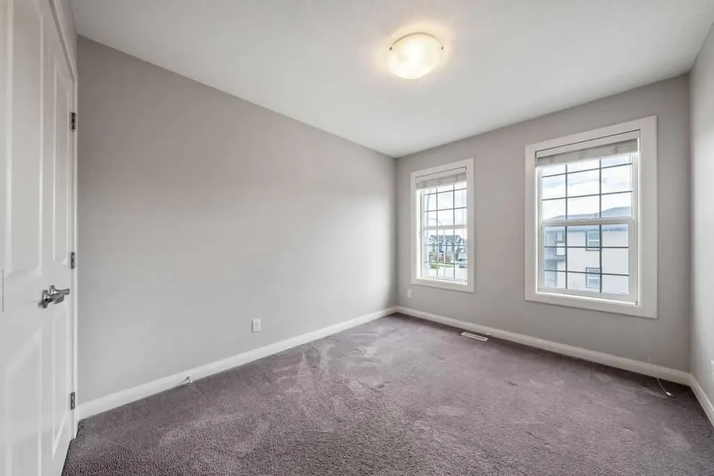 435 Evansglen Drive NW Calgary AB T3P 0P6