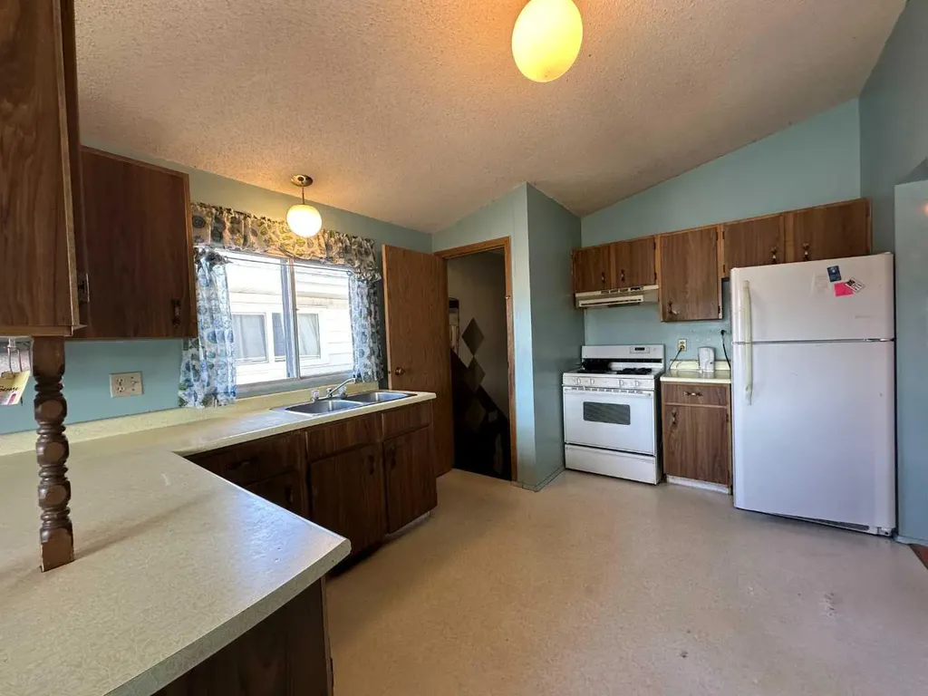 5406 54 Street Ponoka AB T4L 1L9