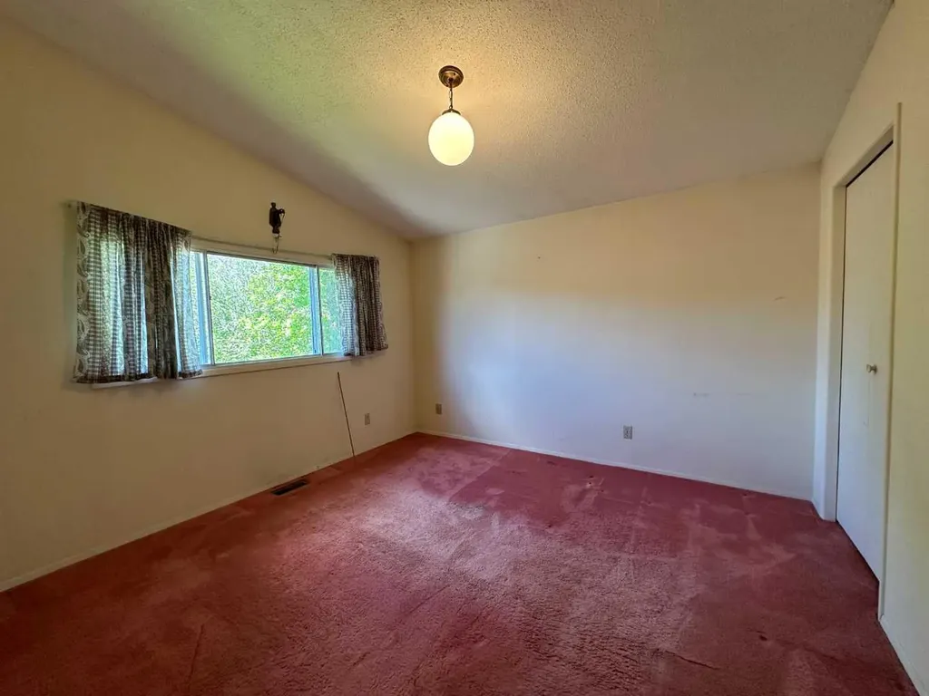 5406 54 Street Ponoka AB T4L 1L9