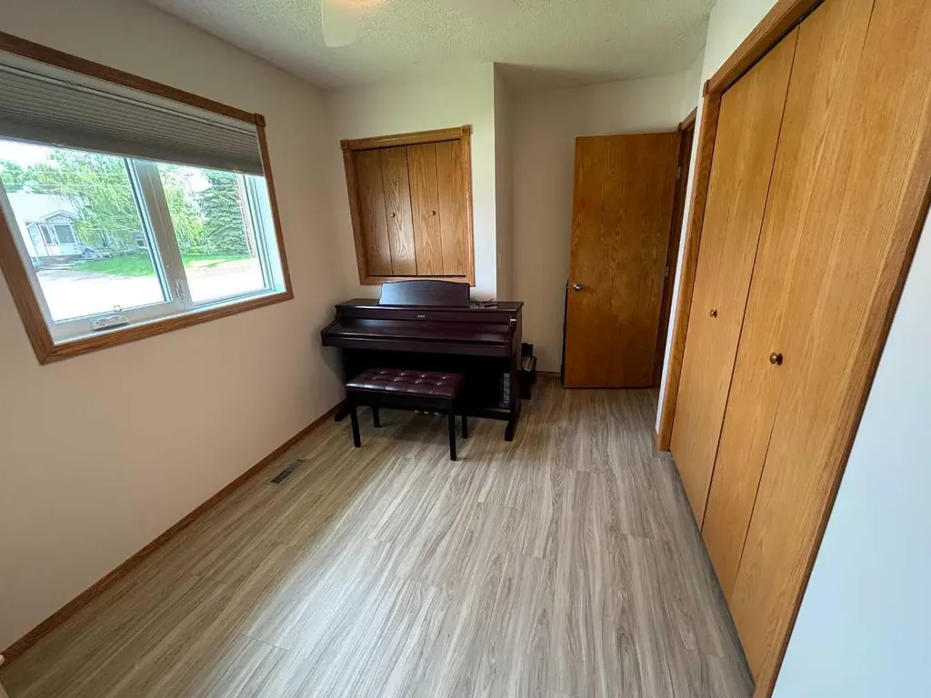 316 1 Street E Barnwell AB T0K 0B0