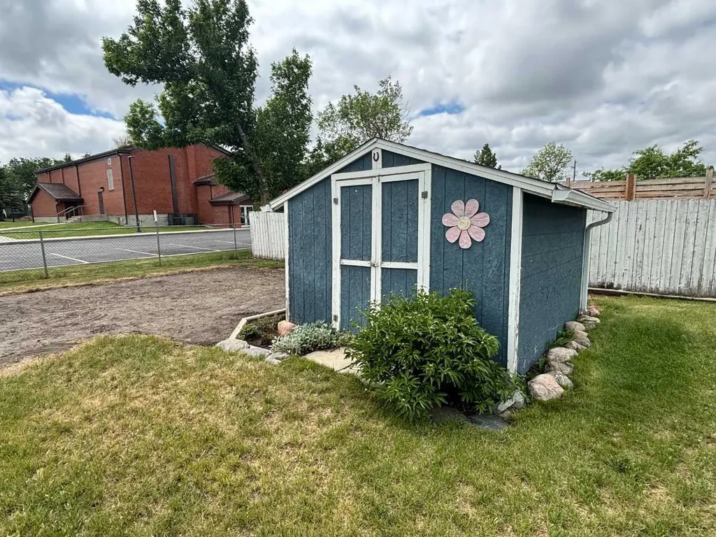 316 1 Street E Barnwell AB T0K 0B0